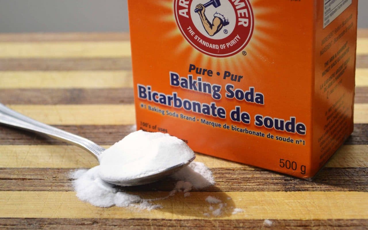 Cách làm trắng da mặt bằng kem đánh răng và baking soda